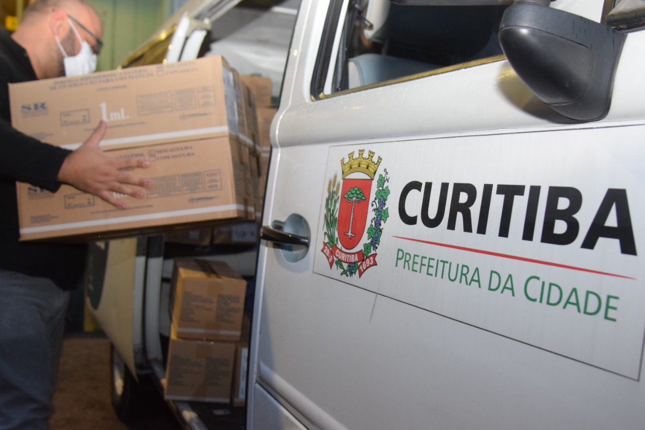 A Secretaria de Estado da Saúde enviou mais 34.710 vacinas contra a Covid-19 para o município de Curitiba nesta sexta-feira (18). Os imunizantes fazem parte da 25ª pauta de distribuição do Ministério da Saúde, recebida ainda nesta manhã. Ao todo são 28.380 doses da vacina Pfizer/BioNTech e 6.330 da CoronaVac/Butantan.  -  Curitiba, 18/06/2021  -  Foto: Américo Antonio/SESA