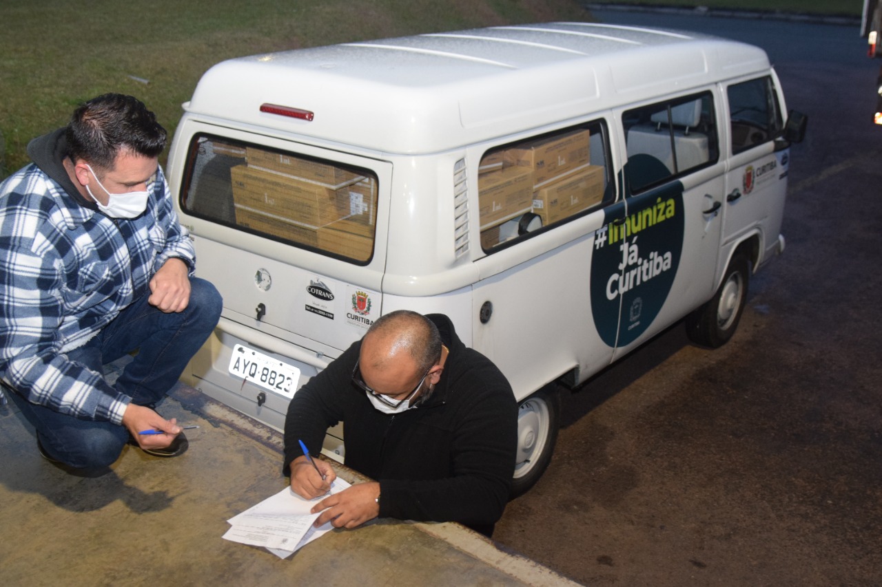 A Secretaria de Estado da Saúde enviou mais 34.710 vacinas contra a Covid-19 para o município de Curitiba nesta sexta-feira (18). Os imunizantes fazem parte da 25ª pauta de distribuição do Ministério da Saúde, recebida ainda nesta manhã. Ao todo são 28.380 doses da vacina Pfizer/BioNTech e 6.330 da CoronaVac/Butantan.  -  Curitiba, 18/06/2021  -  Foto: Américo Antonio/SESA