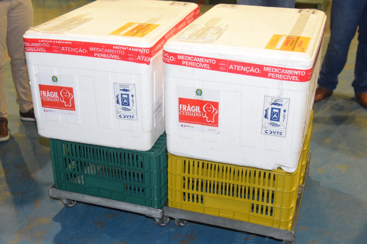 A Secretaria de Estado da Saúde enviou mais 34.710 vacinas contra a Covid-19 para o município de Curitiba nesta sexta-feira (18). Os imunizantes fazem parte da 25ª pauta de distribuição do Ministério da Saúde, recebida ainda nesta manhã. Ao todo são 28.380 doses da vacina Pfizer/BioNTech e 6.330 da CoronaVac/Butantan.  -  Curitiba, 18/06/2021  -  Foto: Américo Antonio/SESA