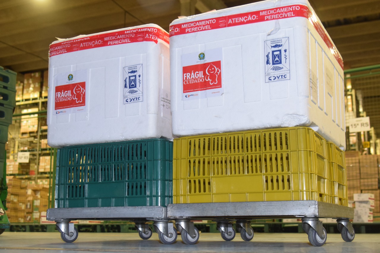 A Secretaria de Estado da Saúde enviou mais 34.710 vacinas contra a Covid-19 para o município de Curitiba nesta sexta-feira (18). Os imunizantes fazem parte da 25ª pauta de distribuição do Ministério da Saúde, recebida ainda nesta manhã. Ao todo são 28.380 doses da vacina Pfizer/BioNTech e 6.330 da CoronaVac/Butantan.  -  Curitiba, 18/06/2021  -  Foto: Américo Antonio/SESA