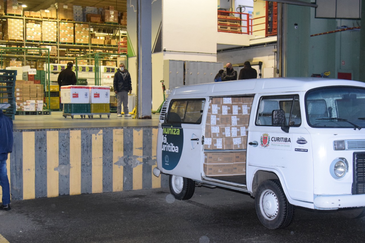 A Secretaria de Estado da Saúde enviou mais 34.710 vacinas contra a Covid-19 para o município de Curitiba nesta sexta-feira (18). Os imunizantes fazem parte da 25ª pauta de distribuição do Ministério da Saúde, recebida ainda nesta manhã. Ao todo são 28.380 doses da vacina Pfizer/BioNTech e 6.330 da CoronaVac/Butantan.  -  Curitiba, 18/06/2021  -  Foto: Américo Antonio/SESA