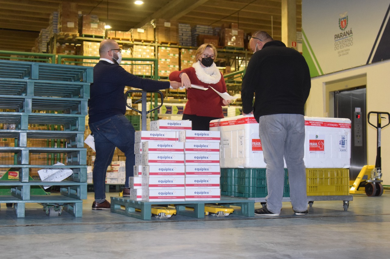 A Secretaria de Estado da Saúde enviou mais 34.710 vacinas contra a Covid-19 para o município de Curitiba nesta sexta-feira (18). Os imunizantes fazem parte da 25ª pauta de distribuição do Ministério da Saúde, recebida ainda nesta manhã. Ao todo são 28.380 doses da vacina Pfizer/BioNTech e 6.330 da CoronaVac/Butantan.  -  Curitiba, 18/06/2021  -  Foto: Américo Antonio/SESA