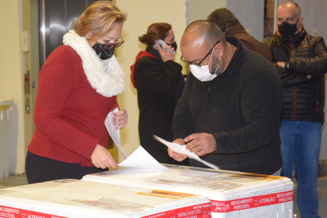 A Secretaria de Estado da Saúde enviou mais 34.710 vacinas contra a Covid-19 para o município de Curitiba nesta sexta-feira (18). Os imunizantes fazem parte da 25ª pauta de distribuição do Ministério da Saúde, recebida ainda nesta manhã. Ao todo são 28.380 doses da vacina Pfizer/BioNTech e 6.330 da CoronaVac/Butantan.  -  Curitiba, 18/06/2021  -  Foto: Américo Antonio/SESA