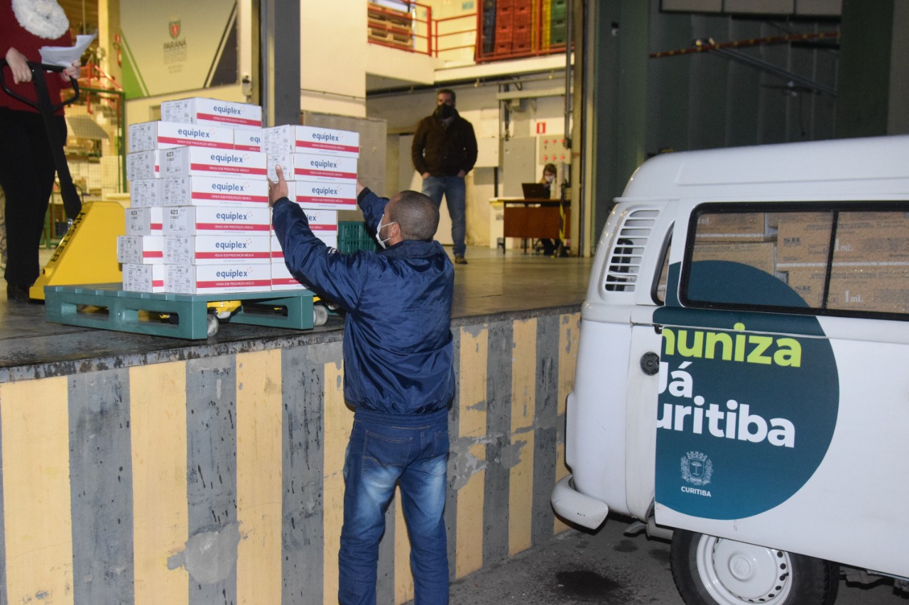 A Secretaria de Estado da Saúde enviou mais 34.710 vacinas contra a Covid-19 para o município de Curitiba nesta sexta-feira (18). Os imunizantes fazem parte da 25ª pauta de distribuição do Ministério da Saúde, recebida ainda nesta manhã. Ao todo são 28.380 doses da vacina Pfizer/BioNTech e 6.330 da CoronaVac/Butantan.  -  Curitiba, 18/06/2021  -  Foto: Américo Antonio/SESA