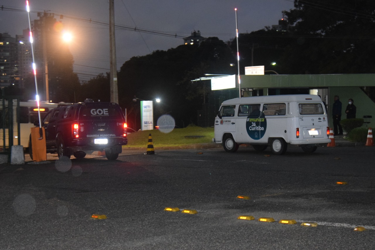 A Secretaria de Estado da Saúde enviou mais 34.710 vacinas contra a Covid-19 para o município de Curitiba nesta sexta-feira (18). Os imunizantes fazem parte da 25ª pauta de distribuição do Ministério da Saúde, recebida ainda nesta manhã. Ao todo são 28.380 doses da vacina Pfizer/BioNTech e 6.330 da CoronaVac/Butantan.  -  Curitiba, 18/06/2021  -  Foto: Américo Antonio/SESA