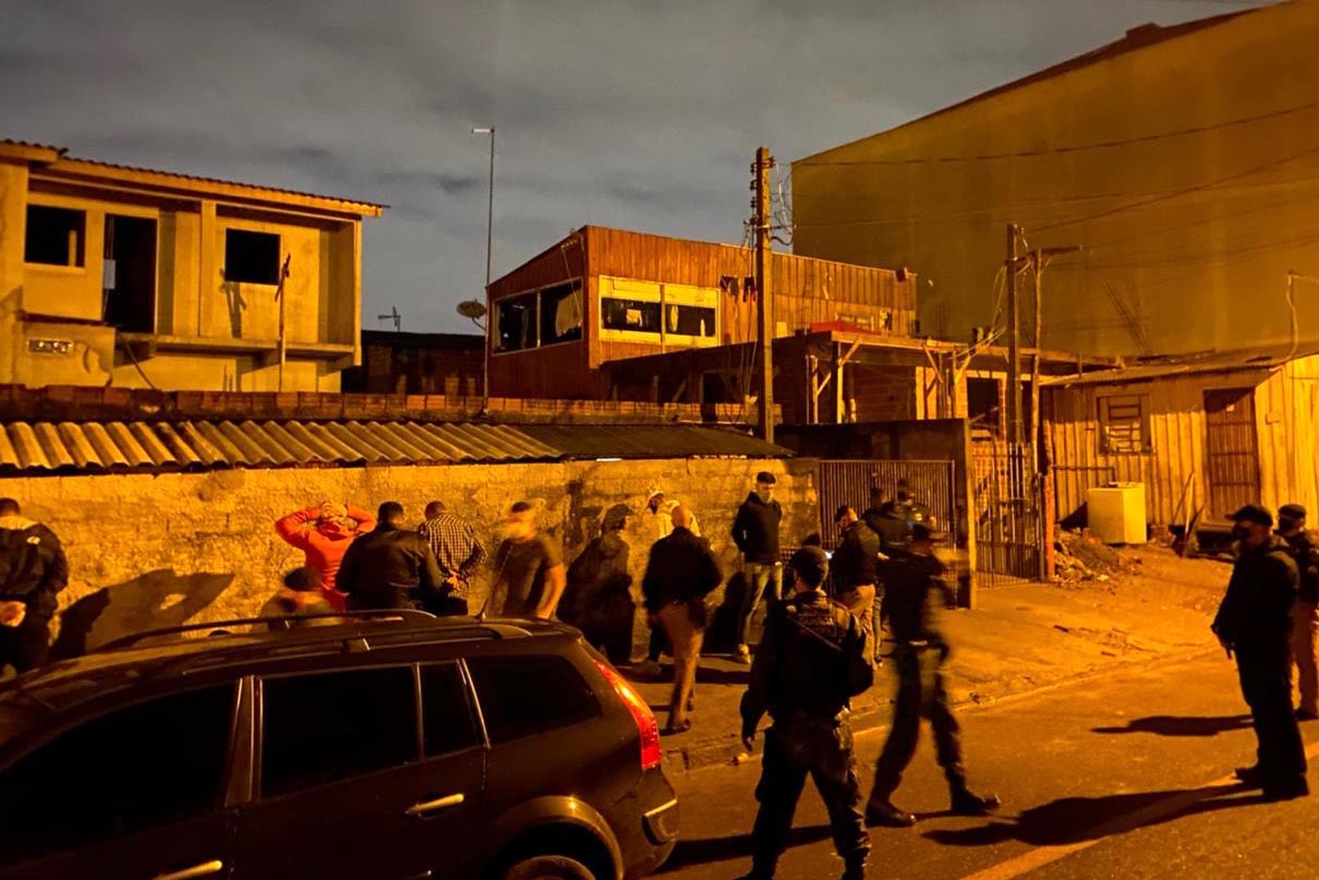 As operações deste final de semana da Ação Integrada de Fiscalização Urbana (AIFU) contra o descumprimento das medidas de enfrentamento da Covid-19 resultaram em 17 estabelecimentos comerciais interditados e 40 autuações administrativas lavradas. O balanço leva em consideração a atuação entre quinta-feira (17) e domingo (20).  -  Curitiba, 20/06/2021  -  Foto: AIFU/SESP-PR