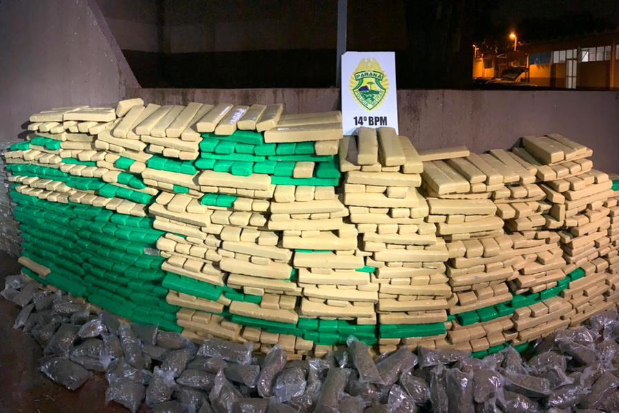 Na Semana Nacional Antidrogas, PM apreende mais de 2 toneladas de maconha no oeste do estado em apenas dois dias. Na fronteira com Paraguai, o 14º Batalhão da PM reforçou as operações e, em apenas dois dias, apreendeu mais de 2 toneladas de maconha. A mais recente apreensão aconteceu nesta madrugada (23/06). -  Curitiba, 23/06/2021  -  Foto: PMPR