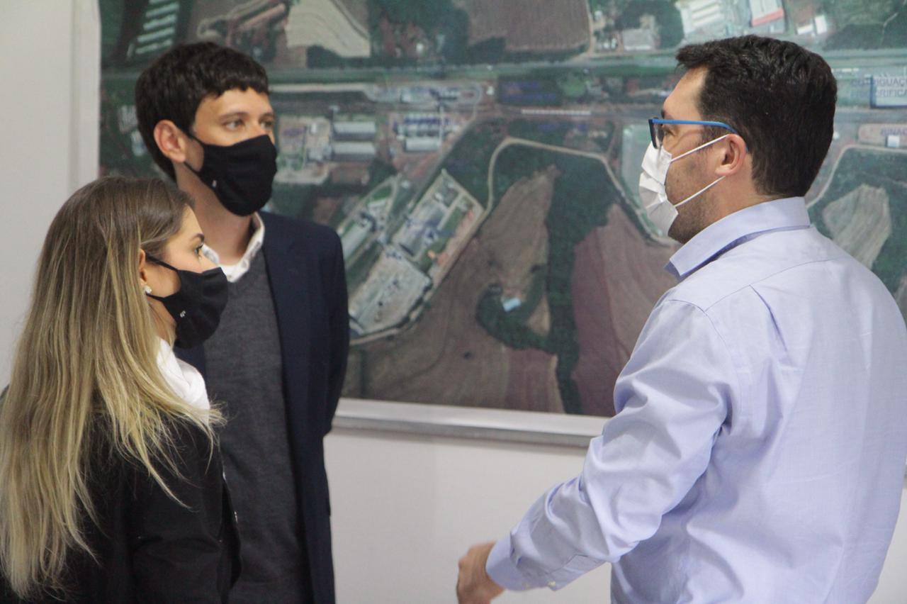Cascavel, no Oeste do Paraná, recebeu nesta quarta-feira (23) a comitiva do governo federal que está no Estado para uma série de visitas técnicas a fim de avaliar o projeto da Nova Ferroeste. Em encontro com cooperativistas, foi abordado o desempenho da linha férrea já existente (a Ferroeste) e o impacto que a nova ferrovia terá sobre a competitividade do setor produtivo da região. Foto: Alessandro Vieira/AEN
