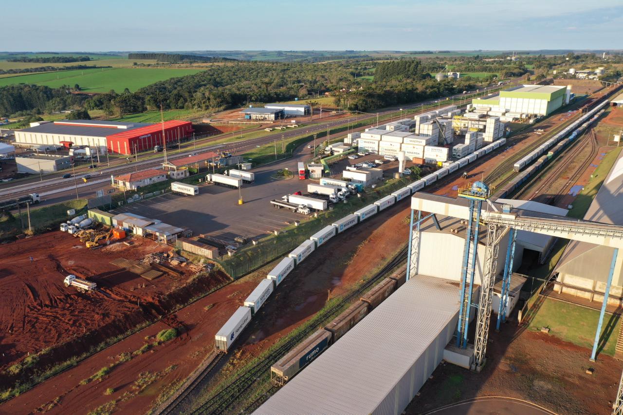 Cascavel, no Oeste do Paraná, recebeu nesta quarta-feira (23) a comitiva do governo federal que está no Estado para uma série de visitas técnicas a fim de avaliar o projeto da Nova Ferroeste. Em encontro com cooperativistas, foi abordado o desempenho da linha férrea já existente (a Ferroeste) e o impacto que a nova ferrovia terá sobre a competitividade do setor produtivo da região. Foto: Alessandro Vieira/AEN