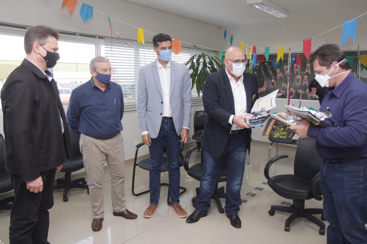 Cascavel, no Oeste do Paraná, recebeu nesta quarta-feira (23) a comitiva do governo federal que está no Estado para uma série de visitas técnicas a fim de avaliar o projeto da Nova Ferroeste. Em encontro com cooperativistas, foi abordado o desempenho da linha férrea já existente (a Ferroeste) e o impacto que a nova ferrovia terá sobre a competitividade do setor produtivo da região. Foto: Alessandro Vieira/AEN