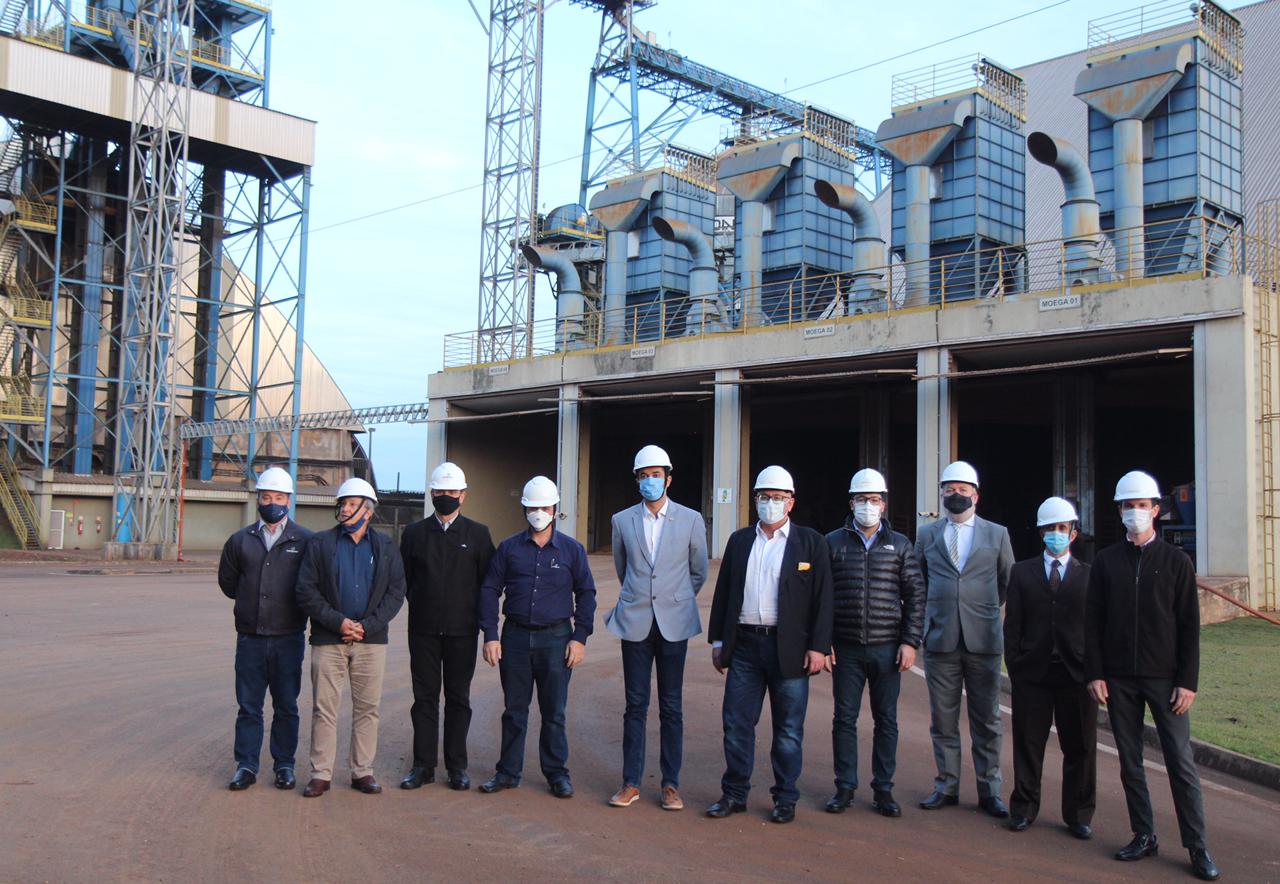 Cascavel, no Oeste do Paraná, recebeu nesta quarta-feira (23) a comitiva do governo federal que está no Estado para uma série de visitas técnicas a fim de avaliar o projeto da Nova Ferroeste. Em encontro com cooperativistas, foi abordado o desempenho da linha férrea já existente (a Ferroeste) e o impacto que a nova ferrovia terá sobre a competitividade do setor produtivo da região. Foto: Alessandro Vieira/AEN