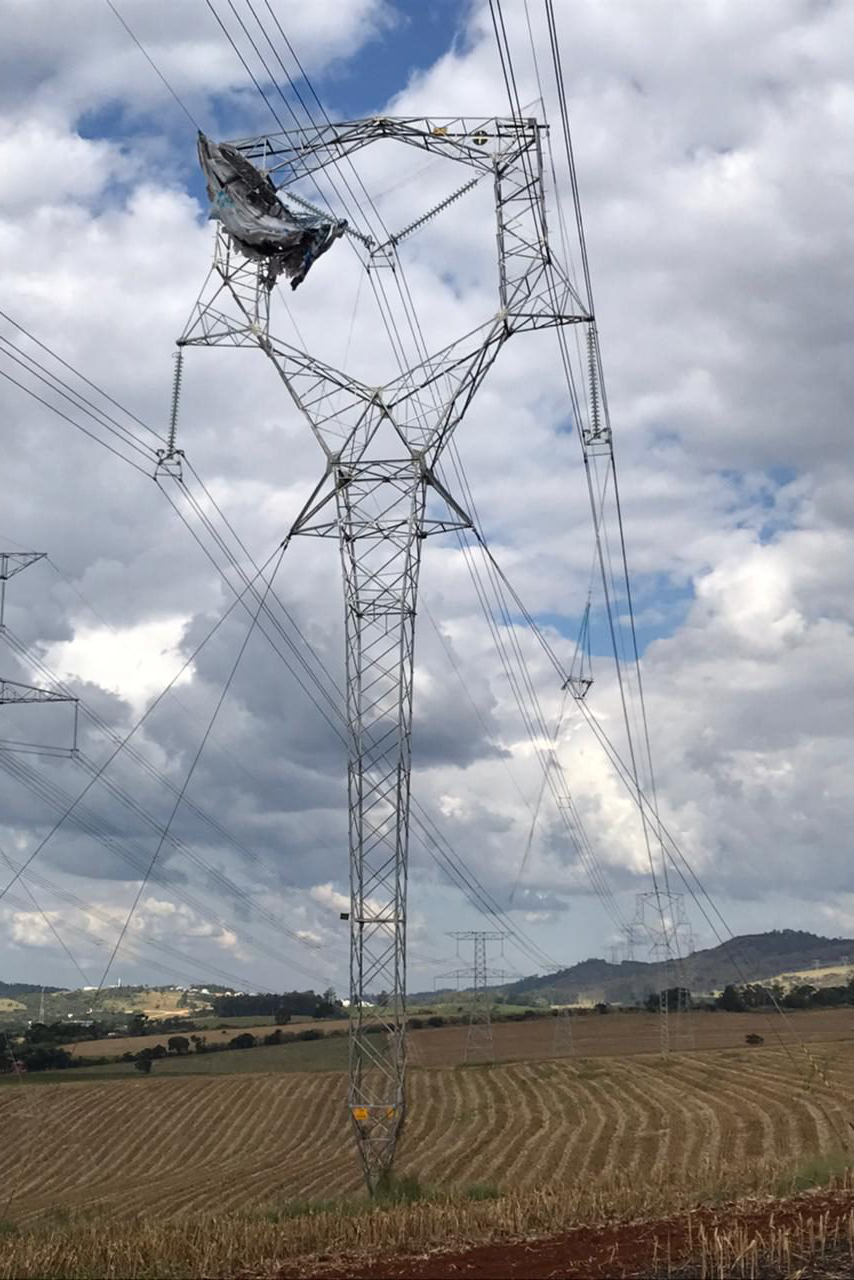 Balões e pipas são risco para a rede elétrica. No início de junho, uma linha de transmissão operada pela Copel em Bragança Paulista, no interior de São Paulo, foi desligada para retirada de um balão que colocava a rede em risco. O prejuízo pode chegar a R$ 3,9 milhões, valor equivalente à indisponibilidade da linha para o sistema. - Foto: Divulgação Copel