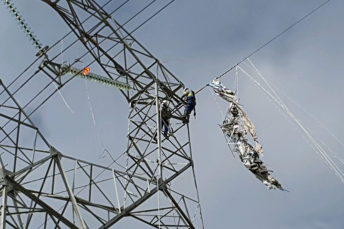Balões e pipas são risco para a rede elétrica. No início de junho, uma linha de transmissão operada pela Copel em Bragança Paulista, no interior de São Paulo, foi desligada para retirada de um balão que colocava a rede em risco. O prejuízo pode chegar a R$ 3,9 milhões, valor equivalente à indisponibilidade da linha para o sistema. - Foto: Divulgação Copel