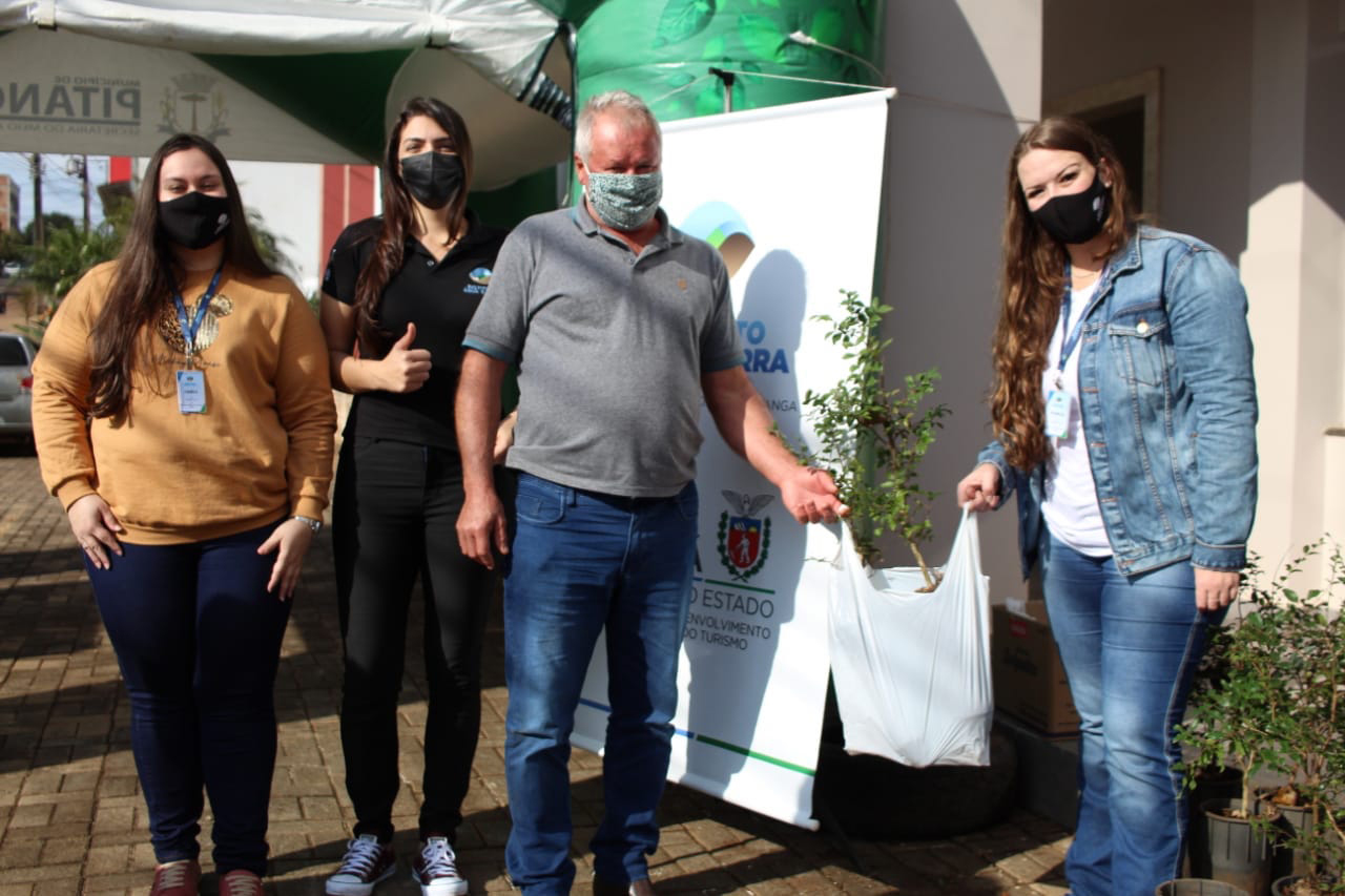 Mais de 800 kg de arroz e feijão foram arrecadados nesta quinta-feira (24), em troca de mudas de jabuticaba no sistema drive-thru no município de Pitanga, na região Central do Estado. A ação foi planejada pelo Escritório Regional do Instituto Água e Terra (IAT) e contou com apoio da prefeitura municipal.  -  Foto: IAT