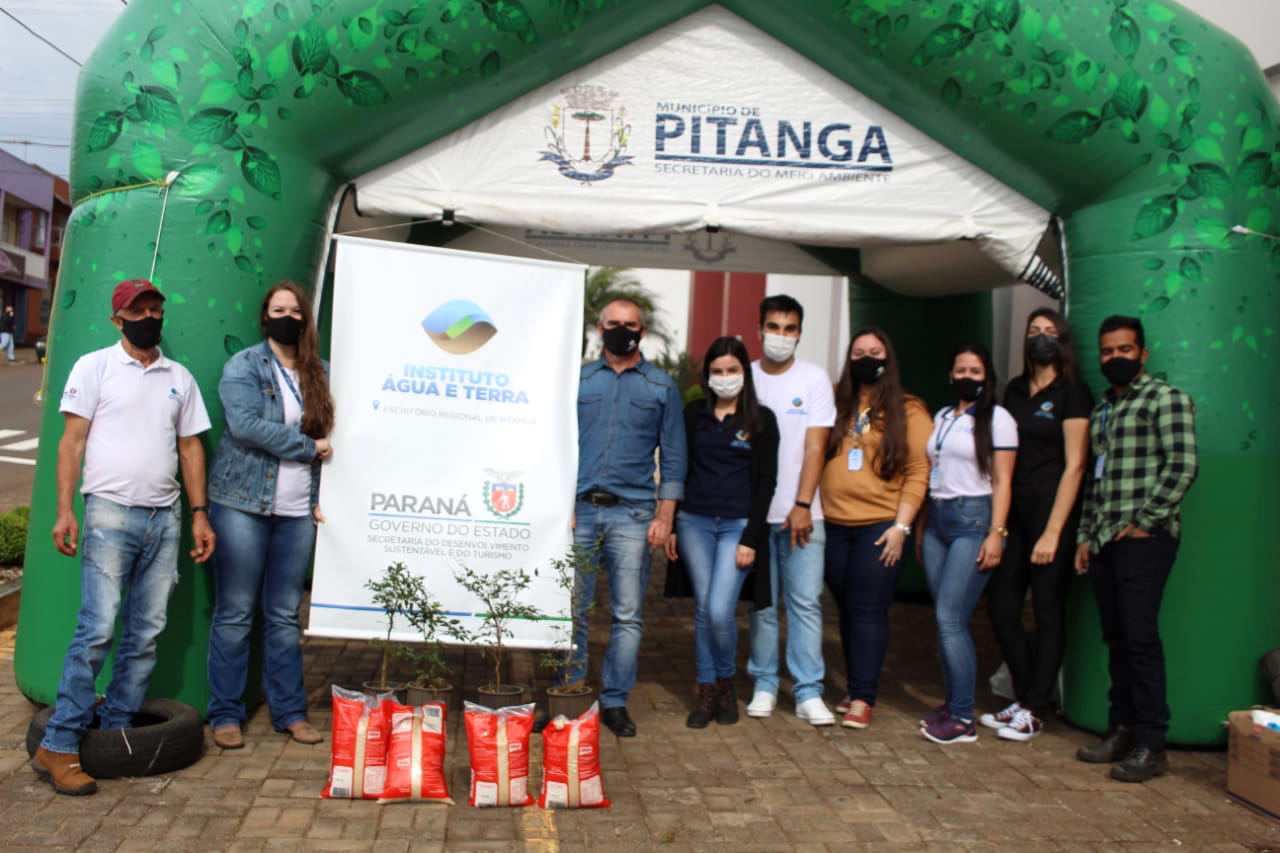 Mais de 800 kg de arroz e feijão foram arrecadados nesta quinta-feira (24), em troca de mudas de jabuticaba no sistema drive-thru no município de Pitanga, na região Central do Estado. A ação foi planejada pelo Escritório Regional do Instituto Água e Terra (IAT) e contou com apoio da prefeitura municipal.  -  Foto: IAT