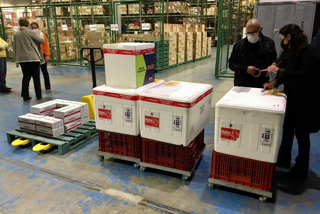 A Secretaria de Estado da Saúde (Sesa) enviou 47.205 vacinas contra a Covid-19 para Curitiba no início da noite desta quinta-feira (24), para dar continuidade a vacinação na capital. Os imunizantes, que fazem parte da 27ª pauta de distribuição do Ministério da Saúde, foram entregues ao Estado no meio desta tarde e em menos de cinco horas foram disponibilizadas ao município.  -  Curitiba, 24/06/2021  -  Foto: Américo Antonio/SESA