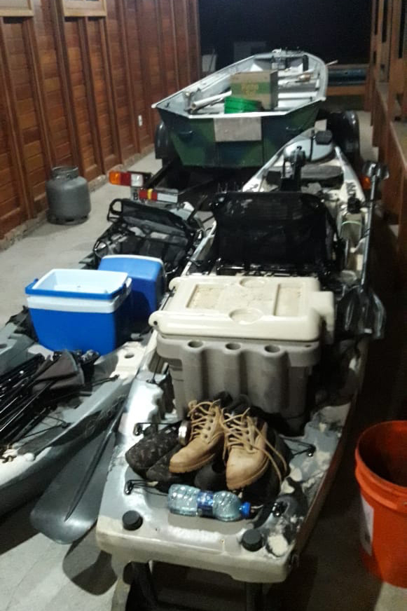 Nesta quinta-feira (24/06), policiais civis de Piraí do Sul, com apoio do Setor Operacional de Ponta Grossa, deram cumprimento a três Mandados de Busca e Apreensão envolvendo suspeitos de integrar uma organização criminosa de crimes relacionados a estelionato. Até o momento, quatro pessoas foram conduzidas às autoridades competentes, uma delas também investigada por lavagem de dinheiro.  -  Curitiba, 25/06/2021  -  Foto: Polícia Civil