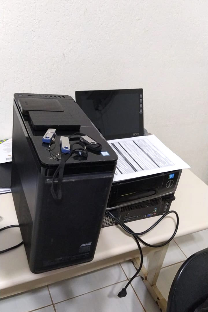 Nesta quinta-feira (24/06), policiais civis de Piraí do Sul, com apoio do Setor Operacional de Ponta Grossa, deram cumprimento a três Mandados de Busca e Apreensão envolvendo suspeitos de integrar uma organização criminosa de crimes relacionados a estelionato. Até o momento, quatro pessoas foram conduzidas às autoridades competentes, uma delas também investigada por lavagem de dinheiro.  -  Curitiba, 25/06/2021  -  Foto: Polícia Civil