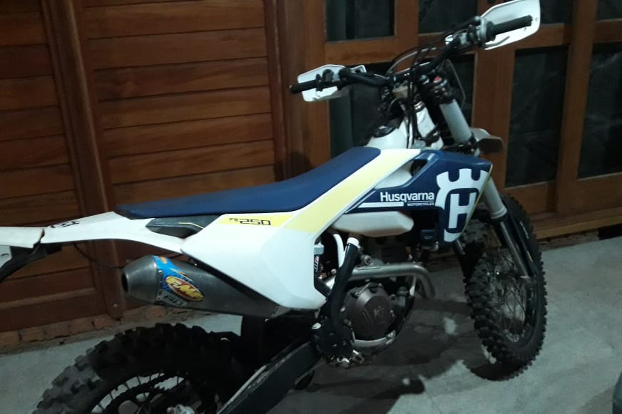 Nesta quinta-feira (24/06), policiais civis de Piraí do Sul, com apoio do Setor Operacional de Ponta Grossa, deram cumprimento a três Mandados de Busca e Apreensão envolvendo suspeitos de integrar uma organização criminosa de crimes relacionados a estelionato. Até o momento, quatro pessoas foram conduzidas às autoridades competentes, uma delas também investigada por lavagem de dinheiro.  -  Curitiba, 25/06/2021  -  Foto: Polícia Civil