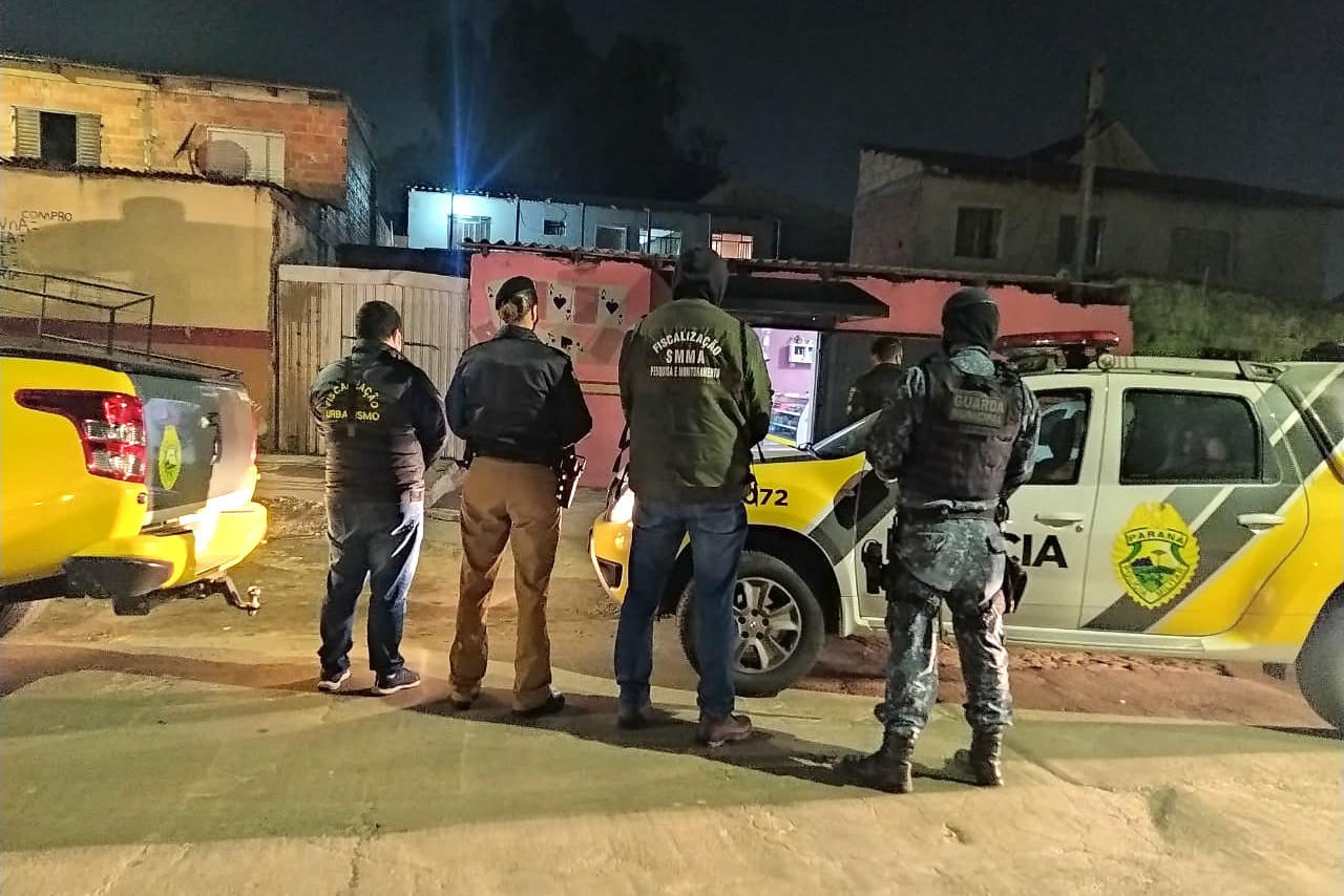 Em ação realizada na tarde e noite do sábado (26), em Curitiba, as equipes da Ação Integrada de Fiscalização Urbana (AIFU) voltaram a fechar estabelecimentos que descumpriam as medidas sanitárias de combate à Covid-19, com aglomerações e festas sem o uso de máscara de proteção, e outras irregularidades.  -  Curitiba, 27/06/2021  -  Foto: Polícia Civil do Paraná