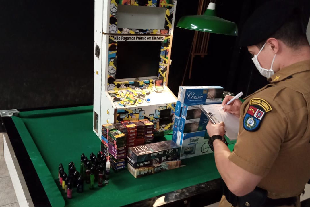 A Ação Integrada de Fiscalização Urbana  (AIFU), coordenada pela Polícia Militar, interditou 16 pontos comerciais de sexta-feira (25/06) até a madrugada desta segunda-feira (28/06). Ao todo, 27 estabelecimentos foram fiscalizados e 54 autuações administrativas lavradas por irregularidades constatadas. Seis pessoas acabaram encaminhadas e 1.205 dispersadas dos locais abordados. -  Curitiba, 28/06/2021  -  Foto: PMPR/SESP-PR