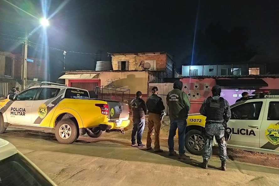 A Ação Integrada de Fiscalização Urbana  (AIFU), coordenada pela Polícia Militar, interditou 16 pontos comerciais de sexta-feira (25/06) até a madrugada desta segunda-feira (28/06). Ao todo, 27 estabelecimentos foram fiscalizados e 54 autuações administrativas lavradas por irregularidades constatadas. Seis pessoas acabaram encaminhadas e 1.205 dispersadas dos locais abordados. -  Curitiba, 28/06/2021  -  Foto: PMPR/SESP-PR