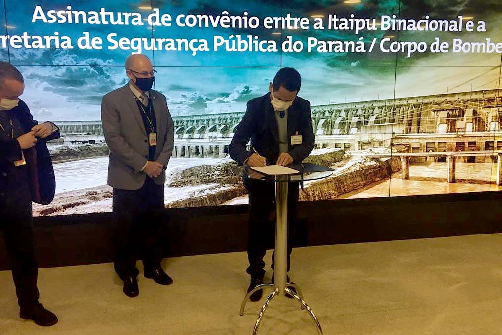 O secretário da Segurança Pública do Paraná, Romulo Marinho Soares, assinou nesta segunda-feira (28/06), em Foz do Iguaçu, convênio com a Itaipu Binacional no valor de R$ 5 milhões.
Foto: SESP