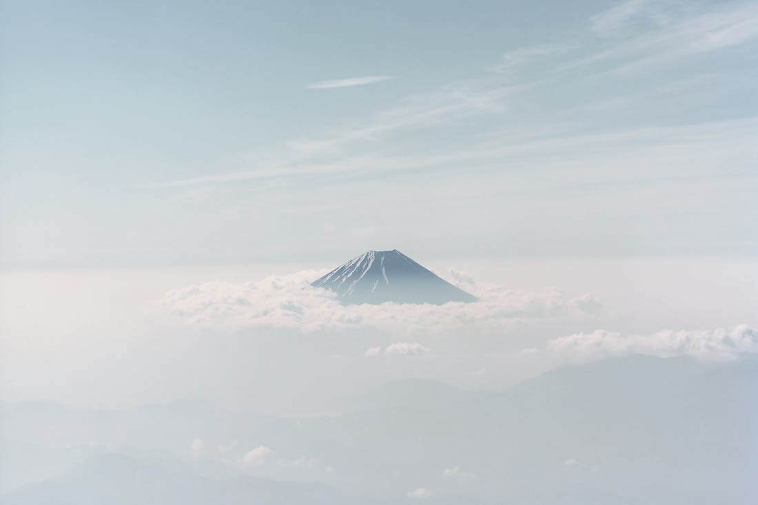 A mostra de Naoki Ishikawa, considerado um dos fotógrafos mais relevantes no cenário atual da fotografia no Japão, traz as 74 fotografias que fazem parte de distintas séries realizadas pelo artista ao longo de 2008 a 2020, compondo um conjunto que reúne imagens de mais de 20 ilhas do arquipélago japonês.  -  Curitiba, 29/06/2021  -  Foto: Naoki Ishikawa/Divulgação MON