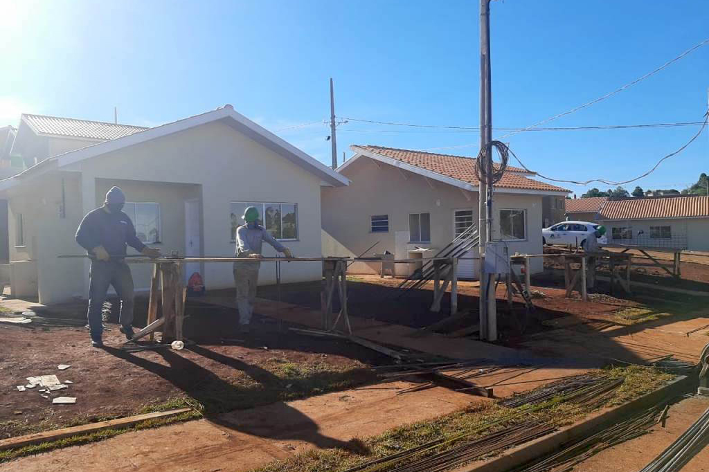 As novas moradias estão sendo construídas na Vila Chimin, em um projeto que também envolve trabalhos de revitalização e urbanização da região. O investimento do Governo do Estado é de R$ 10,8 milhões, usado para permitir o repasse das moradias gratuitamente a famílias em situação de vulnerabilidade social. (Foto: Victor Kimura Holetz / Cohapar)
