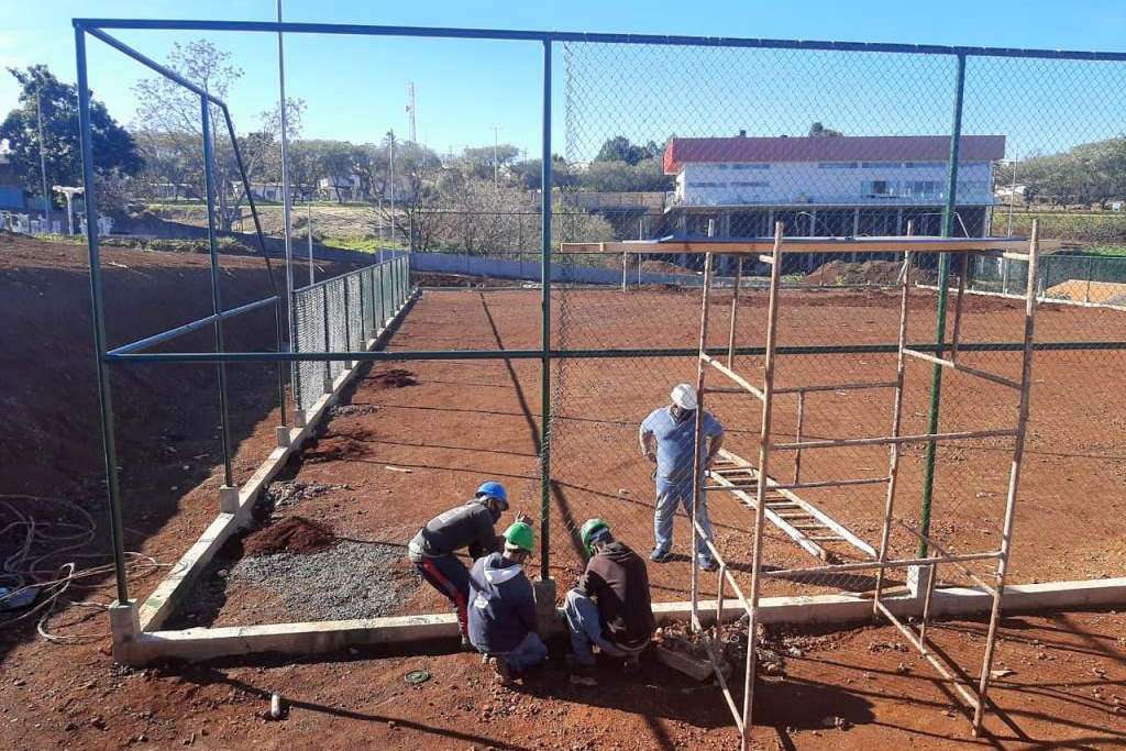 As novas moradias estão sendo construídas na Vila Chimin, em um projeto que também envolve trabalhos de revitalização e urbanização da região. O investimento do Governo do Estado é de R$ 10,8 milhões, usado para permitir o repasse das moradias gratuitamente a famílias em situação de vulnerabilidade social. (Foto: Victor Kimura Holetz / Cohapar)