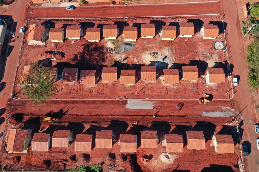 Trinta famílias de Centenário do Sul aguardam ansiosas pela perspectiva de conquistarem uma casa própria nos próximos meses. Elas participaram da última etapa legal antes de receberam as chaves das novas moradias do Governo do Paraná, cujas obras devem ser concluídas até setembro. 
Foto: Alessandro Vieira