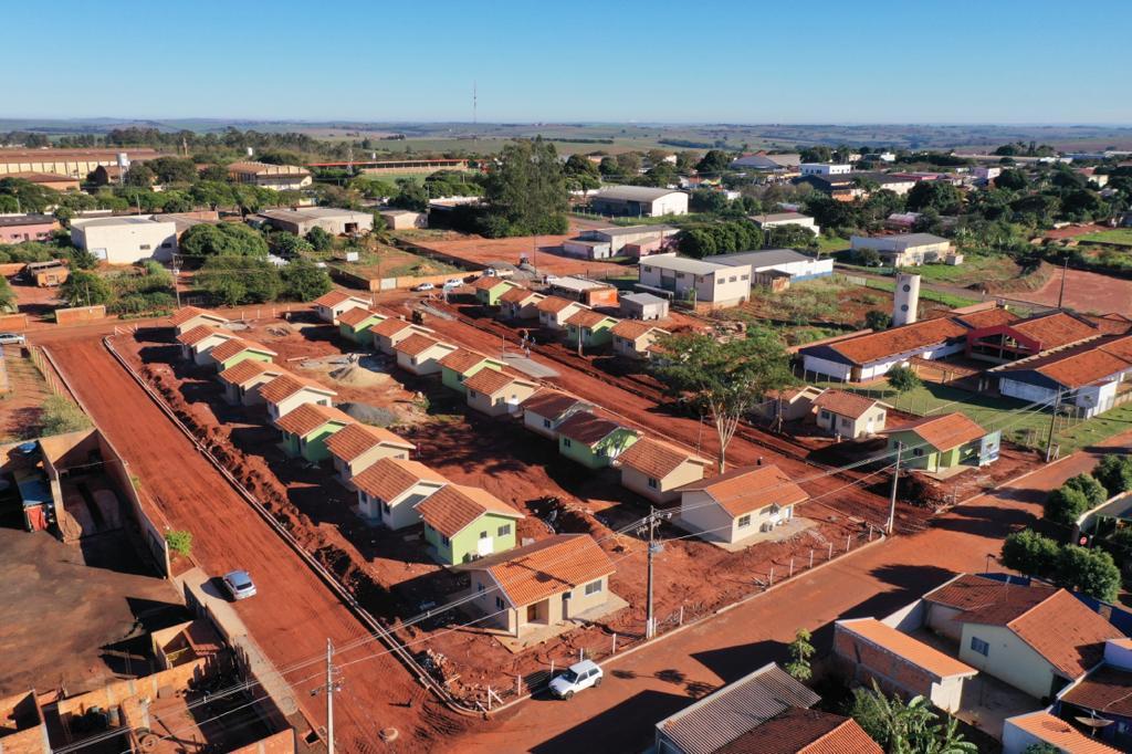 Trinta famílias de Centenário do Sul aguardam ansiosas pela perspectiva de conquistarem uma casa própria nos próximos meses. Elas participaram da última etapa legal antes de receberam as chaves das novas moradias do Governo do Paraná, cujas obras devem ser concluídas até setembro. 
Foto: Alessandro Vieira