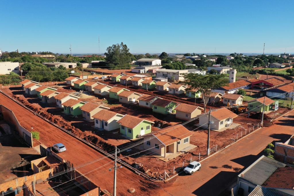 Trinta famílias de Centenário do Sul aguardam ansiosas pela perspectiva de conquistarem uma casa própria nos próximos meses. Elas participaram da última etapa legal antes de receberam as chaves das novas moradias do Governo do Paraná, cujas obras devem ser concluídas até setembro. 
Foto: Alessandro Vieira