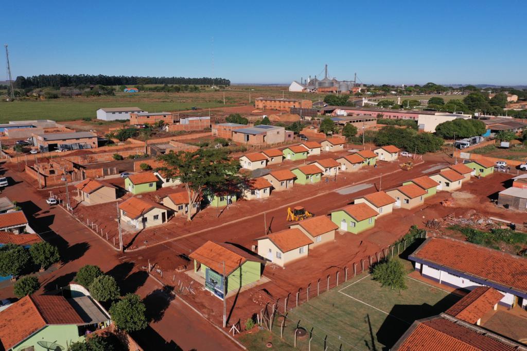Trinta famílias de Centenário do Sul aguardam ansiosas pela perspectiva de conquistarem uma casa própria nos próximos meses. Elas participaram da última etapa legal antes de receberam as chaves das novas moradias do Governo do Paraná, cujas obras devem ser concluídas até setembro. 
Foto: Alessandro Vieira