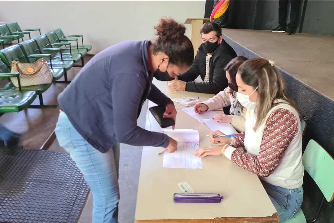 A obra de construção de 32 casas populares aproxima-se da conclusão em Flórida, cidade da região Noroeste do Estado. Com um investimento de R$ 2 milhões do Governo do Paraná, o empreendimento deve ser concluído e entregue aos beneficiários nas próximas semanas.
Foto: Jaime Dallagnol/Cohapar