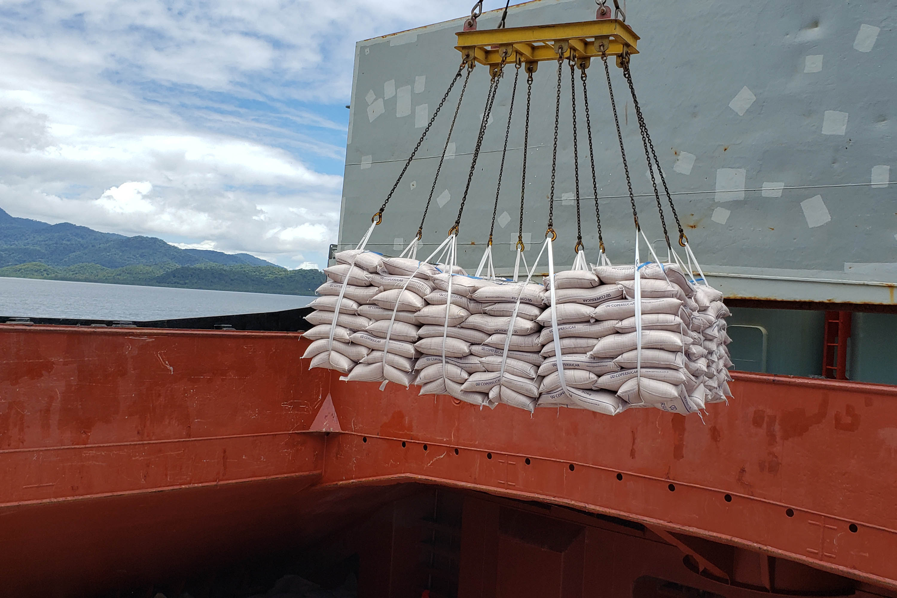 Com 29.081.691 toneladas de cargas movimentadas, os portos do Paraná alcançaram o melhor semestre da história. O volume de produtos importados e exportados entre janeiro e junho de 2021 é 3% maior que o registrado no mesmo período de 2020, quanto foram 28.177.335 toneladas.  - Paranaguá, 08/07/2021  -  Foto: Claudio Neves/Portos do Paraná