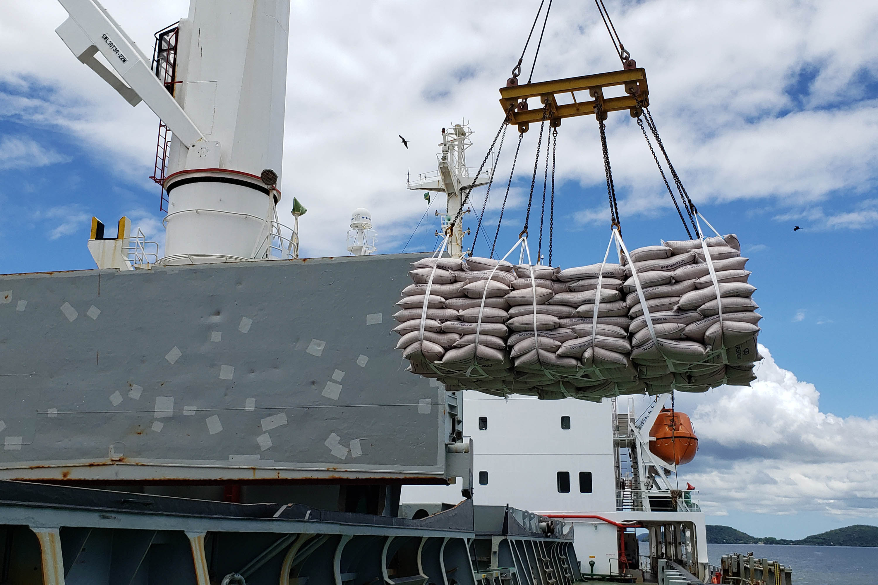 Com 29.081.691 toneladas de cargas movimentadas, os portos do Paraná alcançaram o melhor semestre da história. O volume de produtos importados e exportados entre janeiro e junho de 2021 é 3% maior que o registrado no mesmo período de 2020, quanto foram 28.177.335 toneladas.  - Paranaguá, 08/07/2021  -  Foto: Claudio Neves/Portos do Paraná