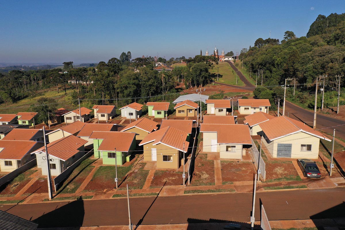 O Governo do Paraná é atualmente o Estado com a maior parceria com a União em projetos de habitação de interesse social. A marca foi alcançada a partir do lançamento da nova modalidade do programa Casa Fácil, voltado à concessão de subsídios a 30 mil famílias em imóvel financiados pela Caixa Econômica Federal e construídos pela iniciativa privada. (Foto: Alessandro Vieira/AEN)