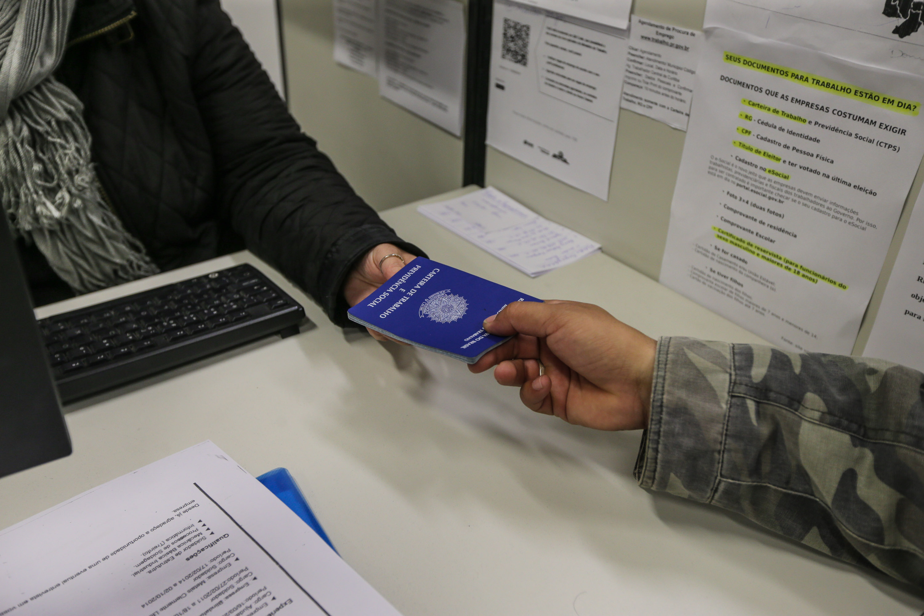 As 216 Agências do Trabalhador do Estado, vinculadas à Secretaria de Estado da Justiça, Família e Trabalho (Sejuf), disponibilizam nessa semana, 2.615 vagas com carteira assinada em empresas do Paraná. Destes postos de trabalho, 1.513 estão disponíveis nas agências de Curitiba e Região Metropolitana. -  Foto: Geraldo Bubniak/AEN