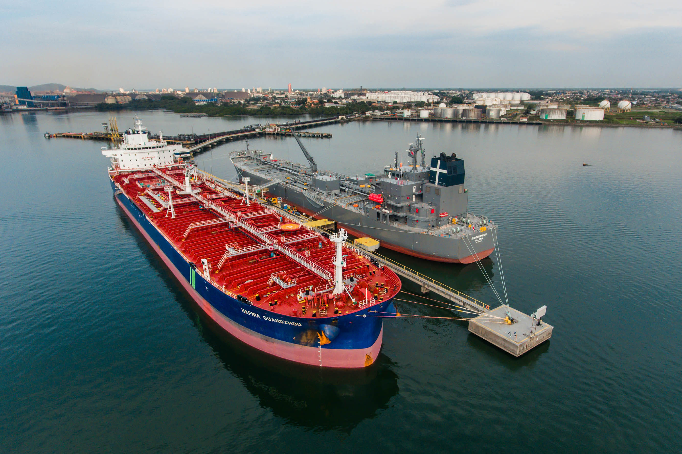 Mais um grande navio do segmento de granéis líquidos opera no Porto de Paranaguá. Atracado no píer privativo da Cattalini Terminais Marítimos, o Hafnia Guangzhou descarrega óleo Diesel, vindo dos Estados Unidos. A embarcação de bandeira maltesa tem 228,39 metros de comprimento (LOA) e 38,04 metros de largura (boca).  - Paranaguá, 16/07/2021  -  Foto: Rafael Nakamura/Portos do Paraná