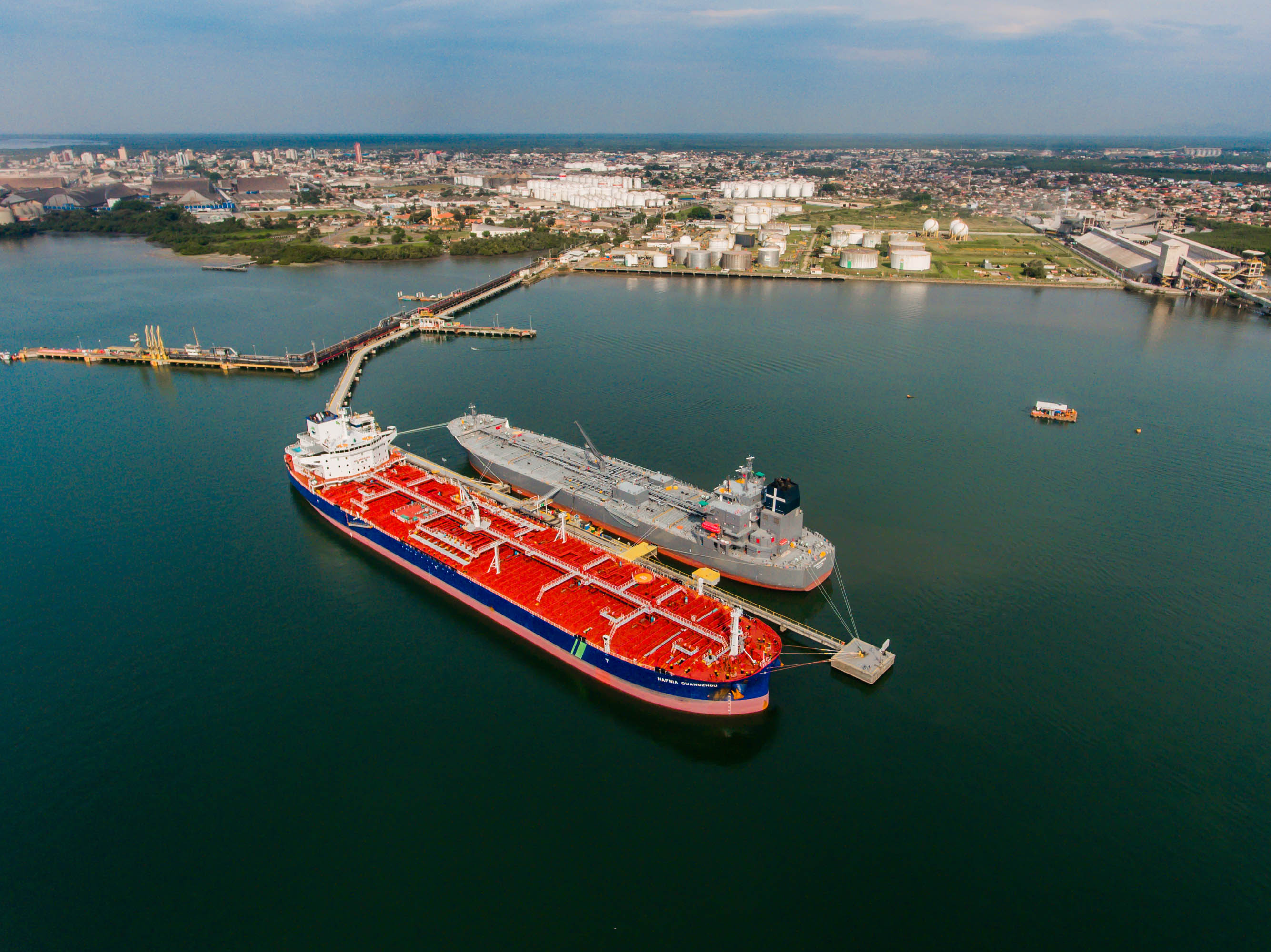 Mais um grande navio do segmento de granéis líquidos opera no Porto de Paranaguá. Atracado no píer privativo da Cattalini Terminais Marítimos, o Hafnia Guangzhou descarrega óleo Diesel, vindo dos Estados Unidos. A embarcação de bandeira maltesa tem 228,39 metros de comprimento (LOA) e 38,04 metros de largura (boca).  - Paranaguá, 16/07/2021  -  Foto: Rafael Nakamura/Portos do Paraná