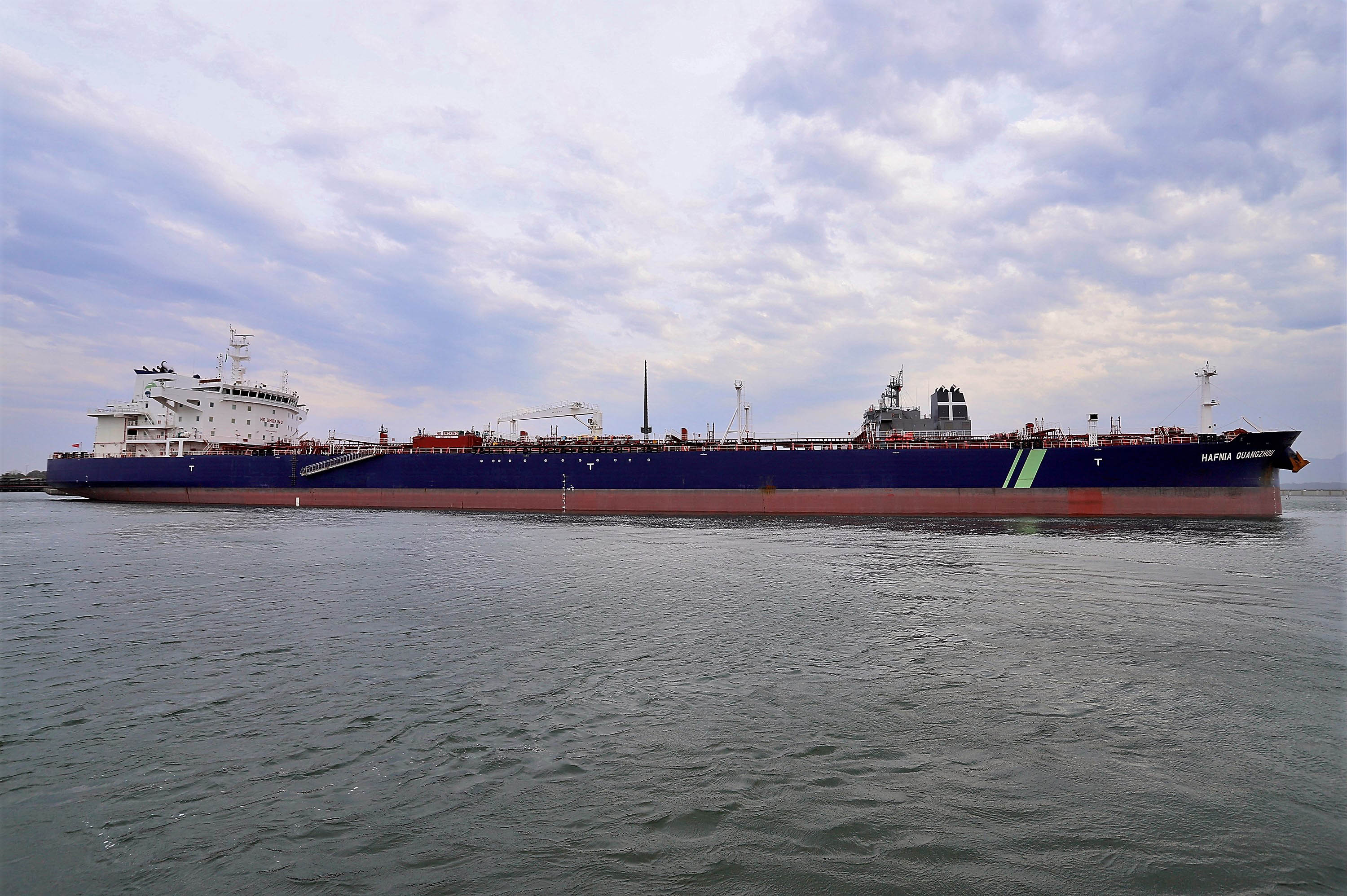 Mais um grande navio do segmento de granéis líquidos opera no Porto de Paranaguá. Atracado no píer privativo da Cattalini Terminais Marítimos, o Hafnia Guangzhou descarrega óleo Diesel, vindo dos Estados Unidos. A embarcação de bandeira maltesa tem 228,39 metros de comprimento (LOA) e 38,04 metros de largura (boca).  - Paranaguá, 16/07/2021  -  Foto: Claudio Neves/Portos do Paraná