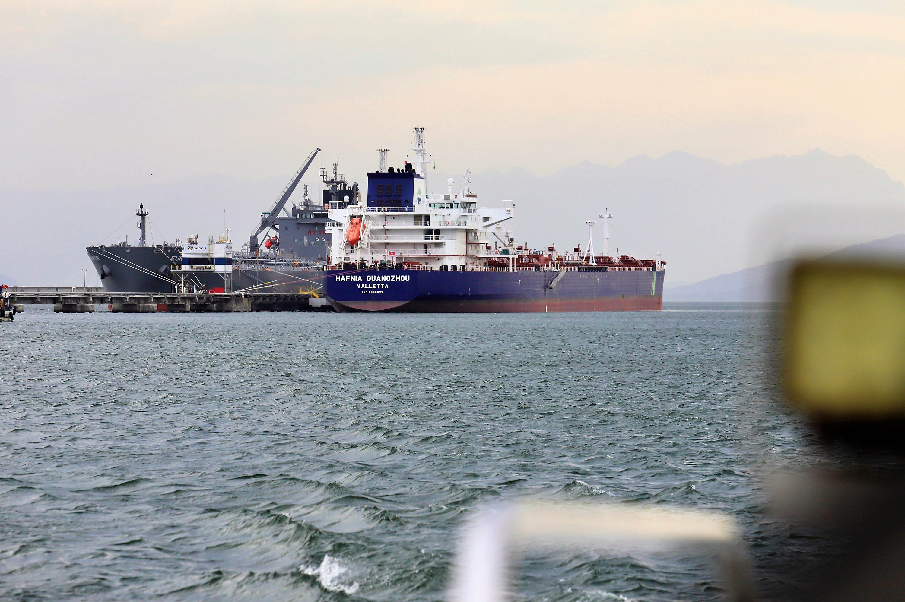 Mais um grande navio do segmento de granéis líquidos opera no Porto de Paranaguá. Atracado no píer privativo da Cattalini Terminais Marítimos, o Hafnia Guangzhou descarrega óleo Diesel, vindo dos Estados Unidos. A embarcação de bandeira maltesa tem 228,39 metros de comprimento (LOA) e 38,04 metros de largura (boca).  - Paranaguá, 16/07/2021  -  Foto: Claudio Neves/Portos do Paraná