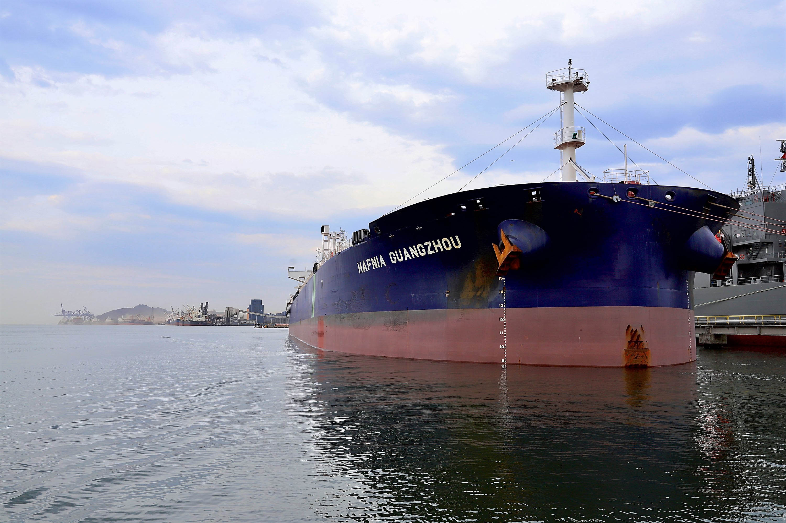 Mais um grande navio do segmento de granéis líquidos opera no Porto de Paranaguá. Atracado no píer privativo da Cattalini Terminais Marítimos, o Hafnia Guangzhou descarrega óleo Diesel, vindo dos Estados Unidos. A embarcação de bandeira maltesa tem 228,39 metros de comprimento (LOA) e 38,04 metros de largura (boca).  - Paranaguá, 16/07/2021  -  Foto: Claudio Neves/Portos do Paraná