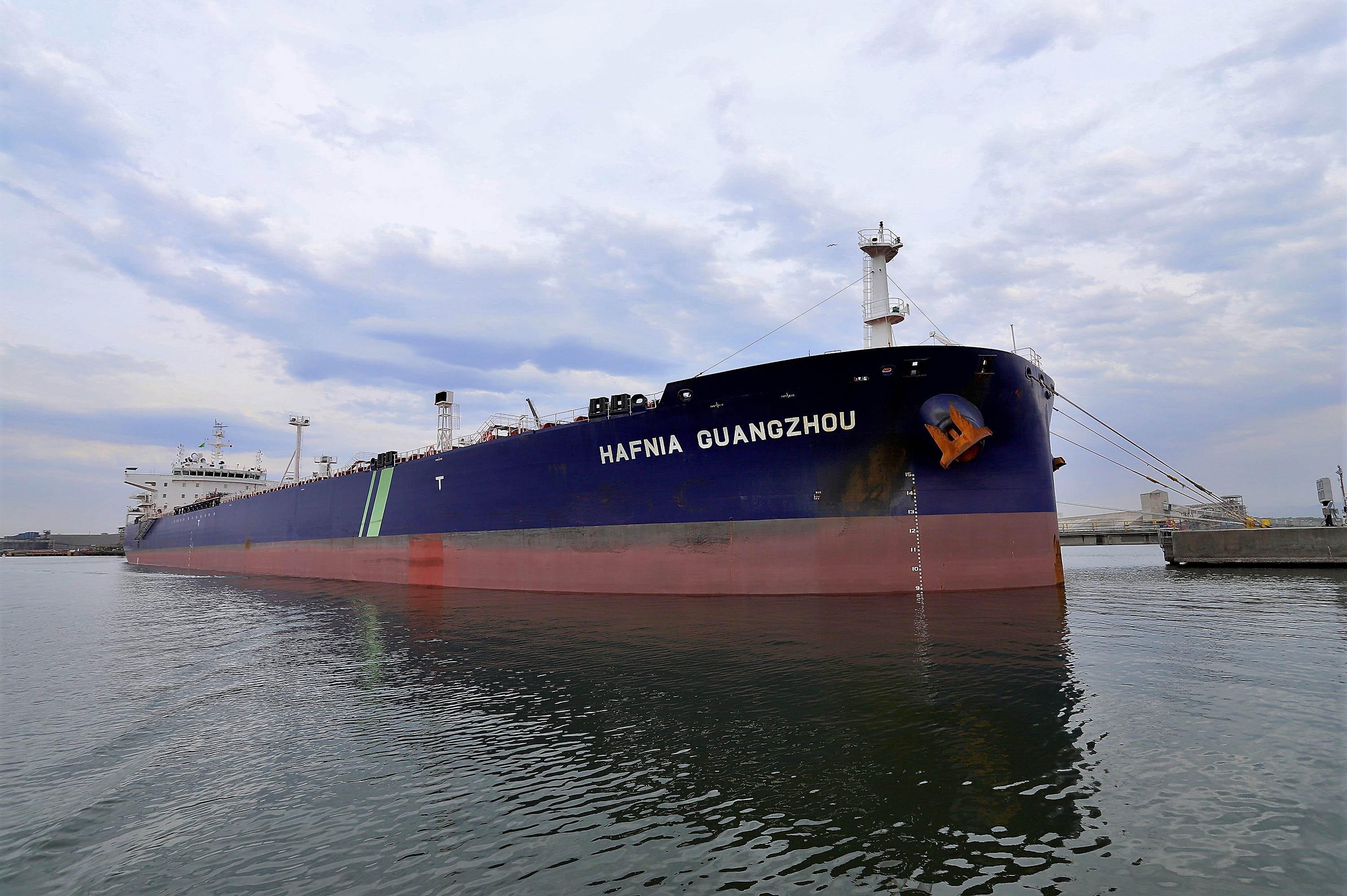 Mais um grande navio do segmento de granéis líquidos opera no Porto de Paranaguá. Atracado no píer privativo da Cattalini Terminais Marítimos, o Hafnia Guangzhou descarrega óleo Diesel, vindo dos Estados Unidos. A embarcação de bandeira maltesa tem 228,39 metros de comprimento (LOA) e 38,04 metros de largura (boca).  - Paranaguá, 16/07/2021  -  Foto: Claudio Neves/Portos do Paraná