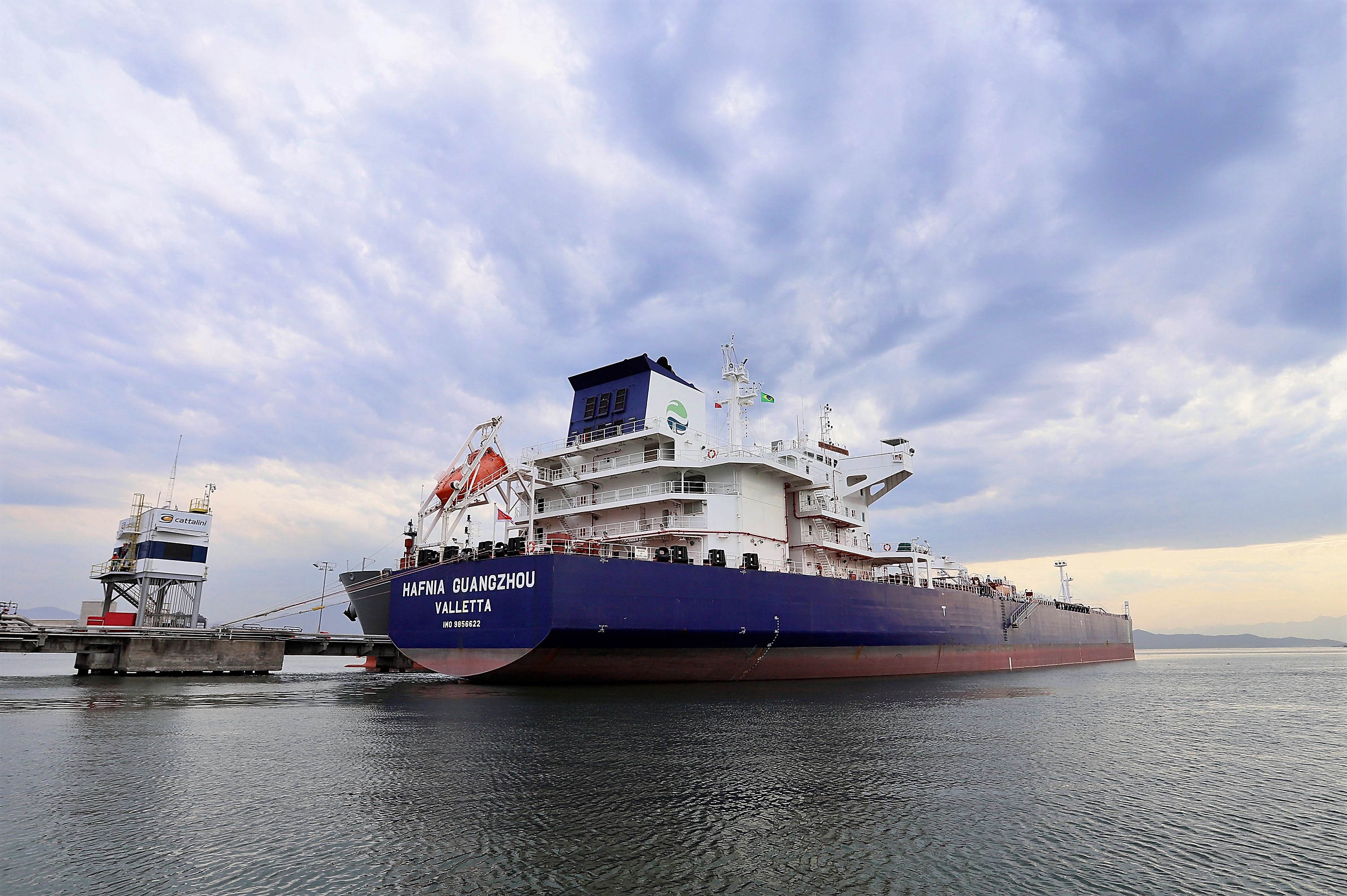 Mais um grande navio do segmento de granéis líquidos opera no Porto de Paranaguá. Atracado no píer privativo da Cattalini Terminais Marítimos, o Hafnia Guangzhou descarrega óleo Diesel, vindo dos Estados Unidos. A embarcação de bandeira maltesa tem 228,39 metros de comprimento (LOA) e 38,04 metros de largura (boca).  - Paranaguá, 16/07/2021  -  Foto: Claudio Neves/Portos do Paraná