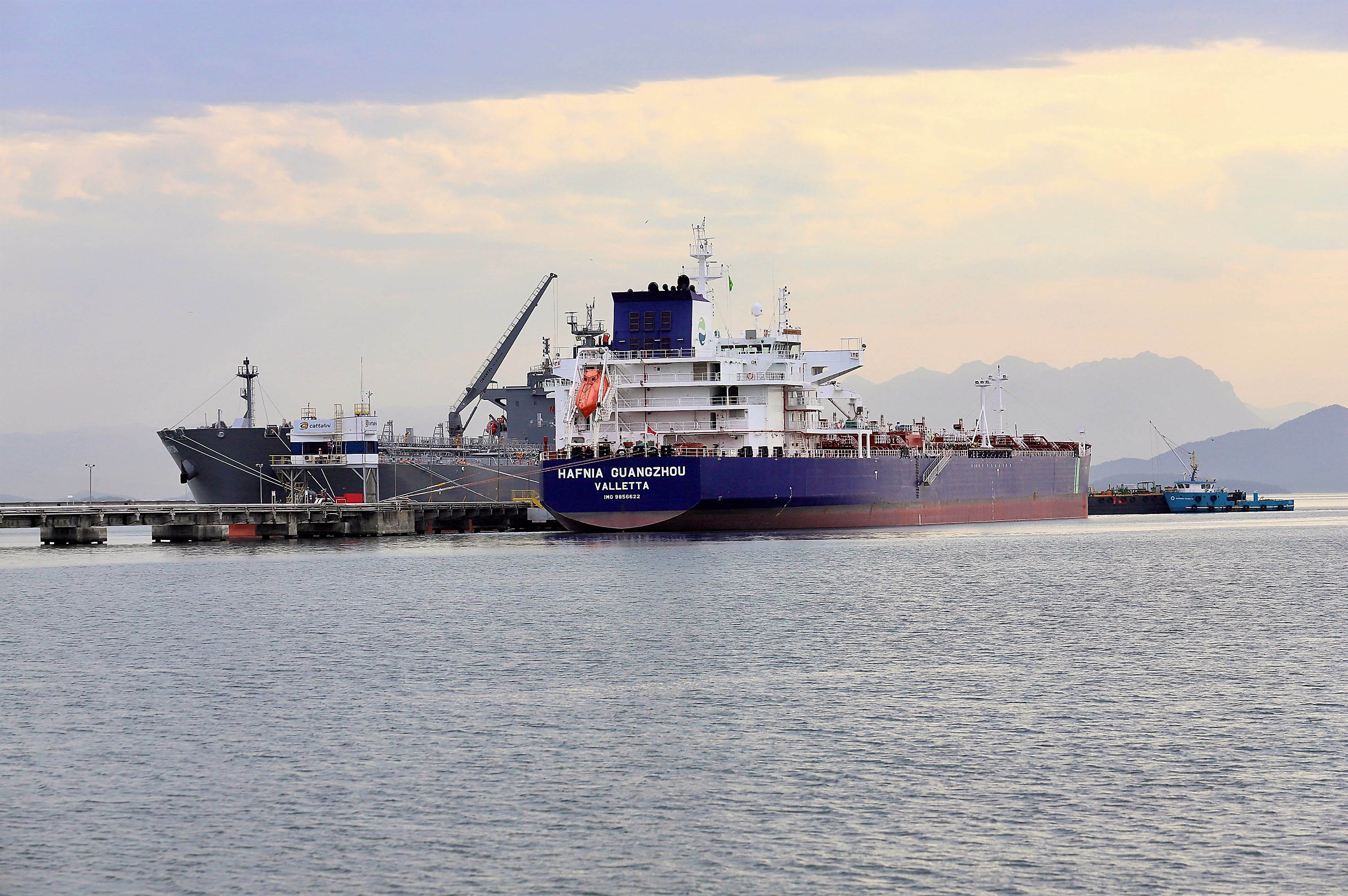 Mais um grande navio do segmento de granéis líquidos opera no Porto de Paranaguá. Atracado no píer privativo da Cattalini Terminais Marítimos, o Hafnia Guangzhou descarrega óleo Diesel, vindo dos Estados Unidos. A embarcação de bandeira maltesa tem 228,39 metros de comprimento (LOA) e 38,04 metros de largura (boca).  - Paranaguá, 16/07/2021  -  Foto: Claudio Neves/Portos do Paraná