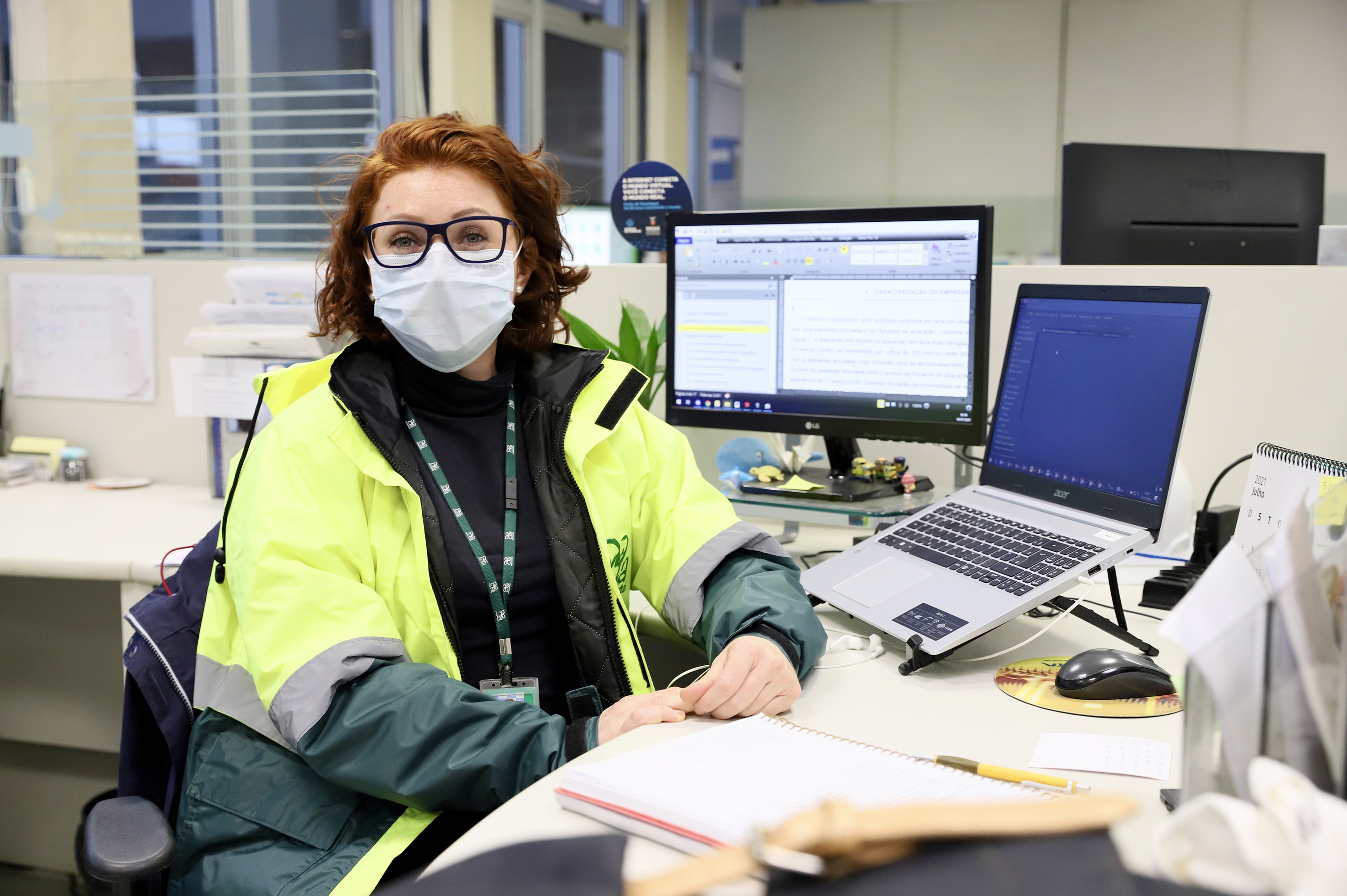 Dos 21 profissionais que atuam na equipe contratada para auxiliar na gestão ambiental da Portos do Paraná, quase todos são formados no Litoral do Estado. Cada vez mais, moradores dos municípios da região reforçam o time de cuidado permanente com o Meio Ambiente nos Portos de Paranaguá e Antonina.  -  Paranaguá, 20/07/2021  -  Foto: Claudio Neves/Portos do Paraná