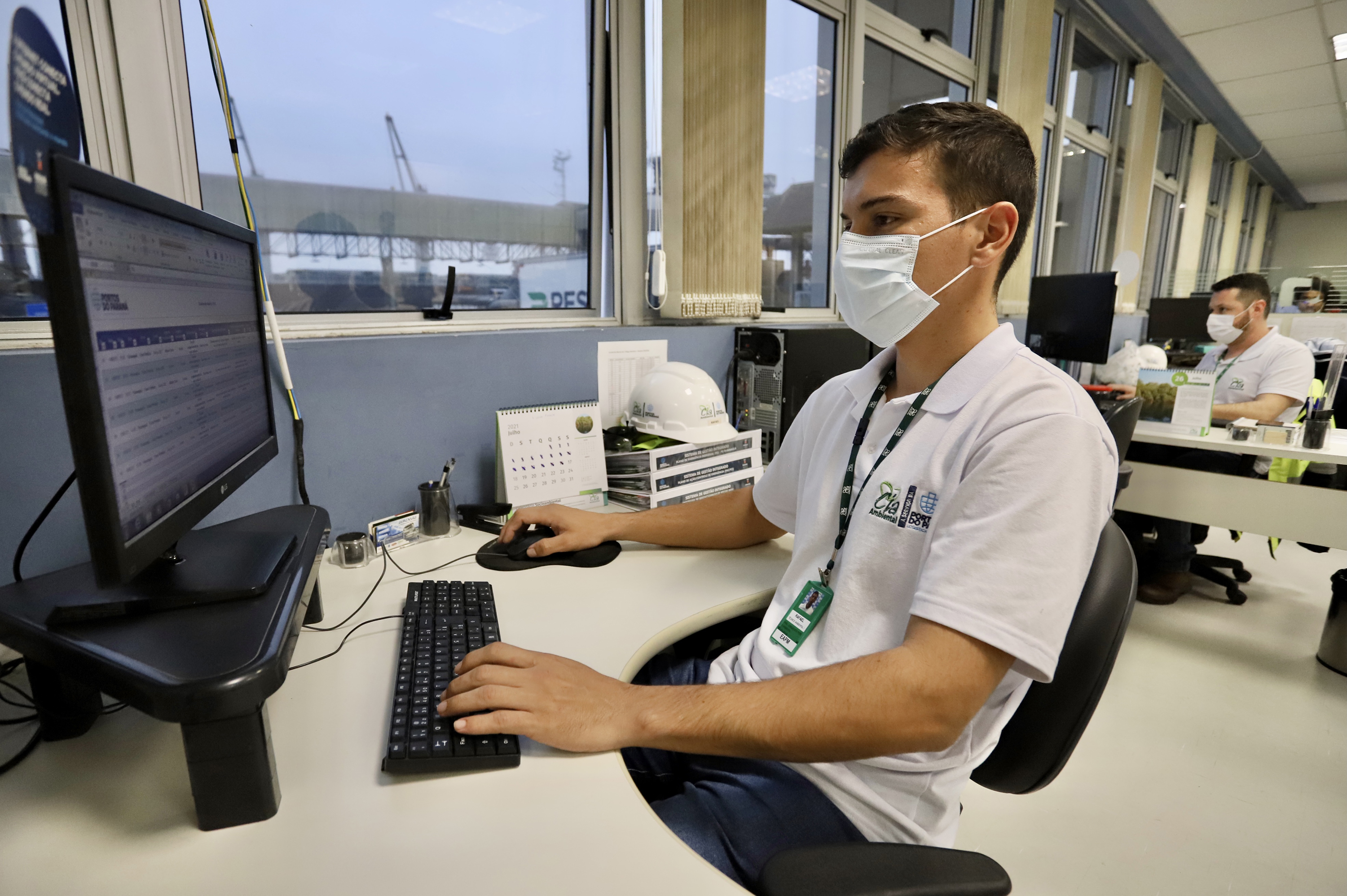 Dos 21 profissionais que atuam na equipe contratada para auxiliar na gestão ambiental da Portos do Paraná, quase todos são formados no Litoral do Estado. Cada vez mais, moradores dos municípios da região reforçam o time de cuidado permanente com o Meio Ambiente nos Portos de Paranaguá e Antonina.  -  Paranaguá, 20/07/2021  -  Foto: Claudio Neves/Portos do Paraná