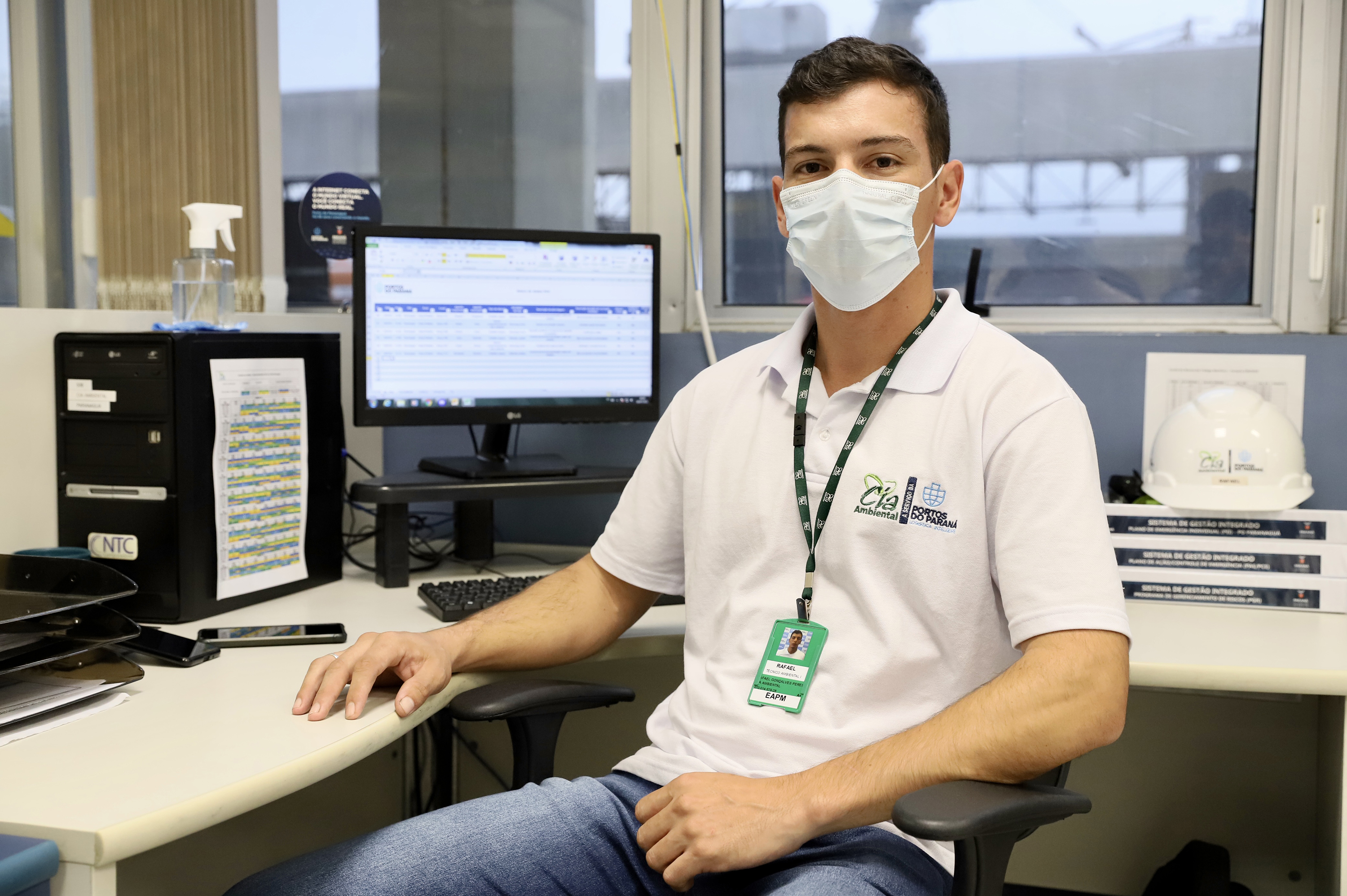 Dos 21 profissionais que atuam na equipe contratada para auxiliar na gestão ambiental da Portos do Paraná, quase todos são formados no Litoral do Estado. Cada vez mais, moradores dos municípios da região reforçam o time de cuidado permanente com o Meio Ambiente nos Portos de Paranaguá e Antonina.  -  Paranaguá, 20/07/2021  -  Foto: Claudio Neves/Portos do Paraná